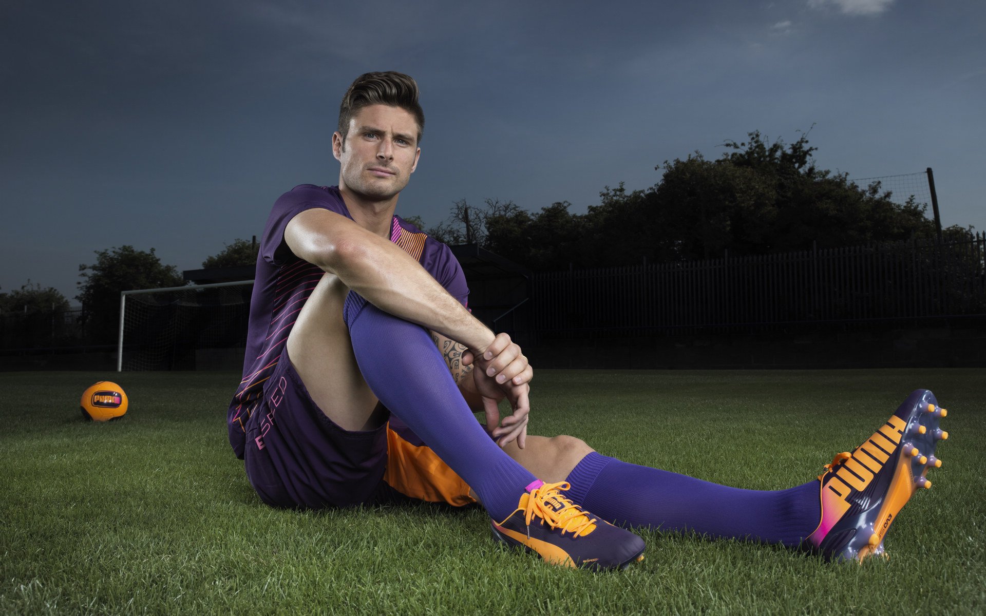 Kaiyun(中国)开云-C罗训练中与小球迷互动温馨一刻，c罗小球迷感动瞬间